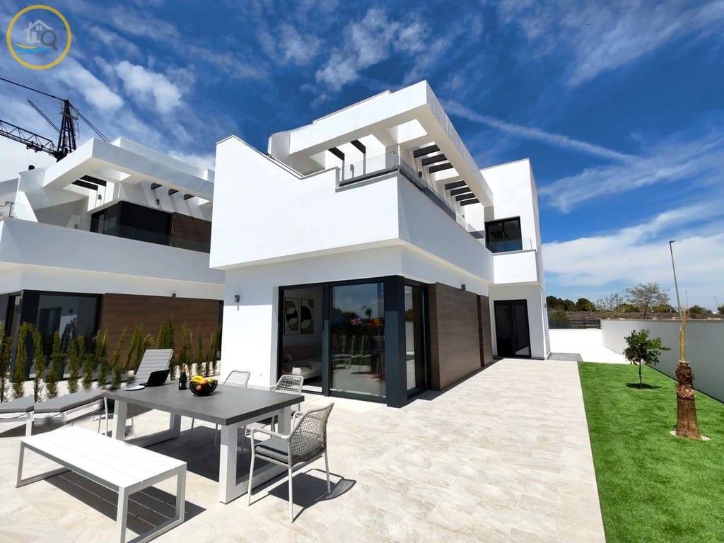 3 bedroom Villa for sale in Pilar de la Horadada with pool garage - € 389,000 (Ref: 8904060)