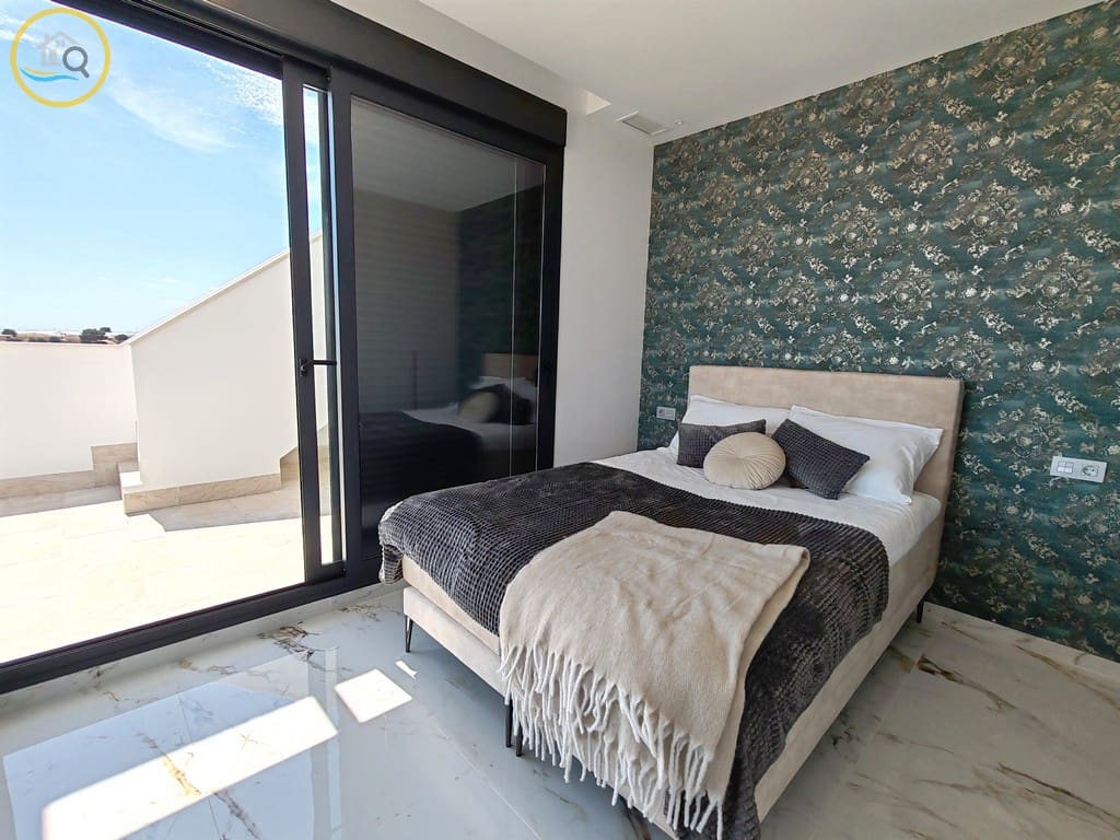 3 bedroom Villa for sale in Pilar de la Horadada with pool garage - € 389,000 (Ref: 8904060)