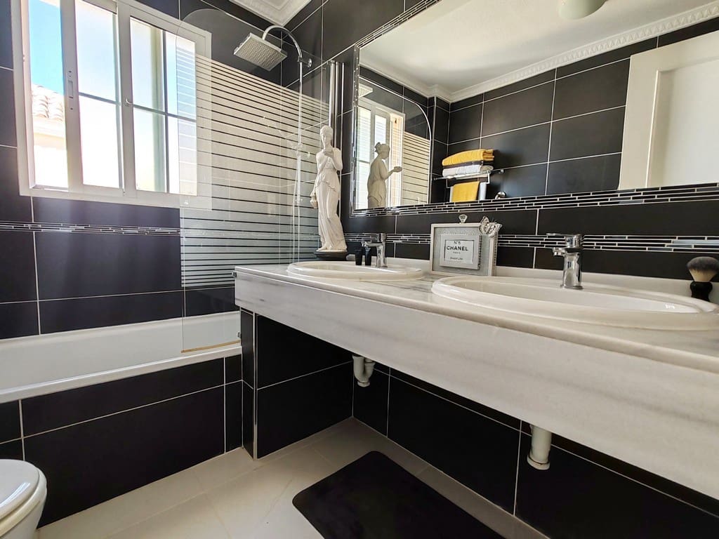 3 bedroom Villa for sale in Orihuela Costa with pool garage - € 489,900 (Ref: 9378359)