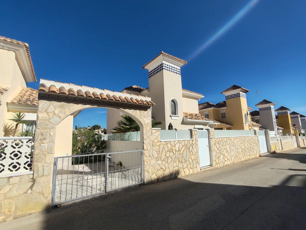 3 bedroom Villa for sale in Orihuela Costa with pool garage - € 489,900 (Ref: 9378359)