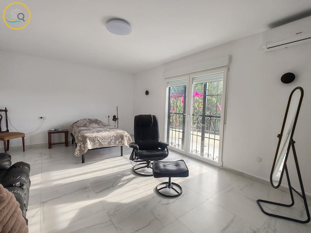 6 makuuhuone Huvila myytävänä paikassa Pinar de Campoverde mukana uima-altaan 
autotalli - 569 000 € (Ref: 9379902)