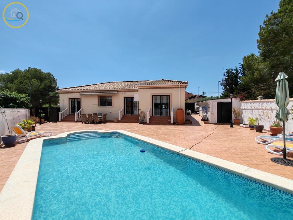 3 sovrum Villa till salu i Pinar de Campoverde med pool - 495 000 € (Ref: 9847581)