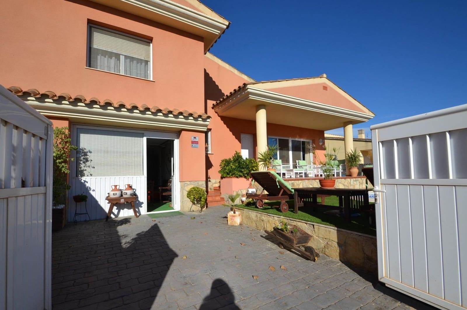 4 bedroom Villa for sale in Deltebre with pool garage - € 300,000 (Ref: 7933296)