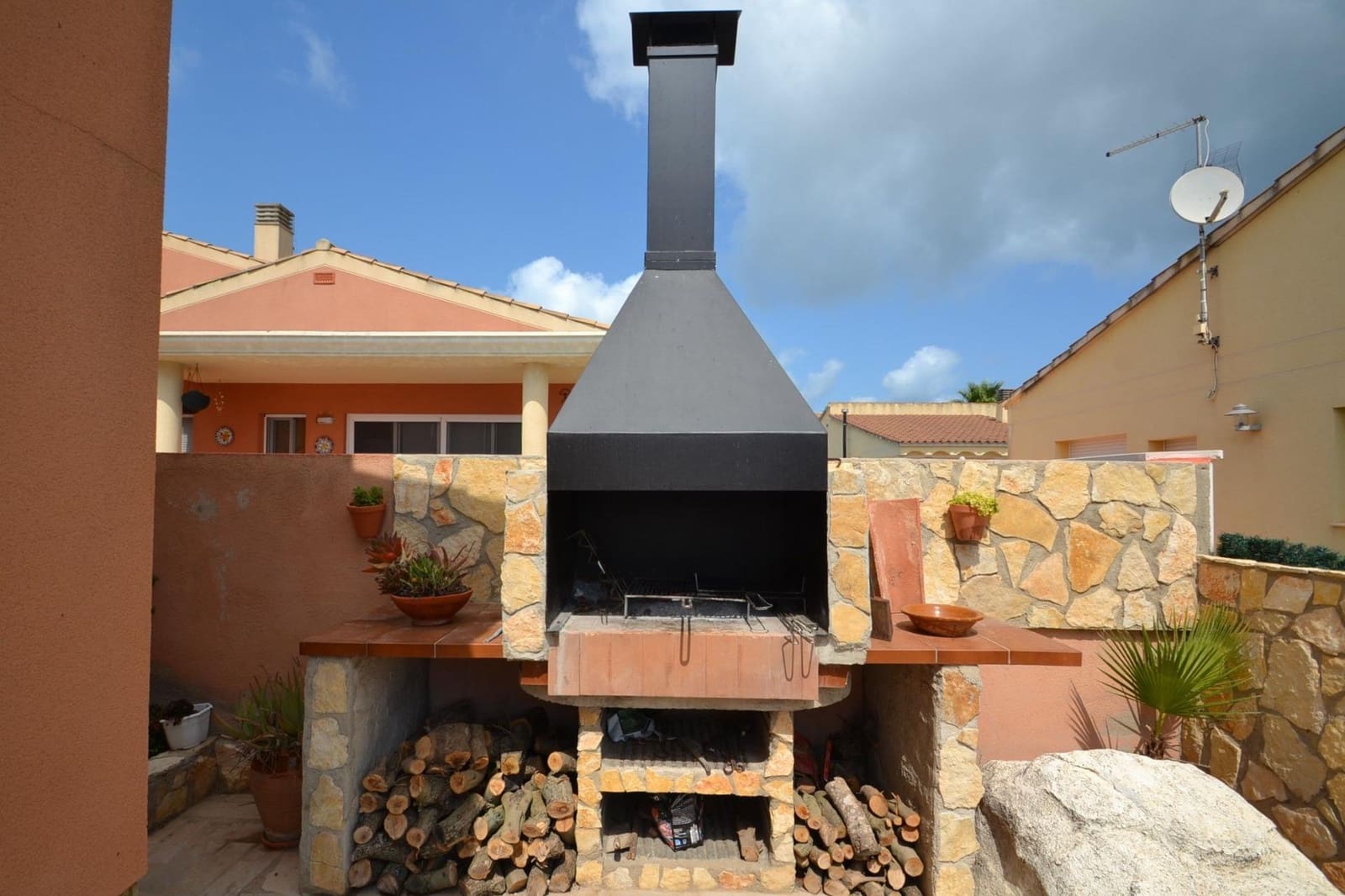 4 bedroom Villa for sale in Deltebre with pool garage - € 300,000 (Ref: 7933296)