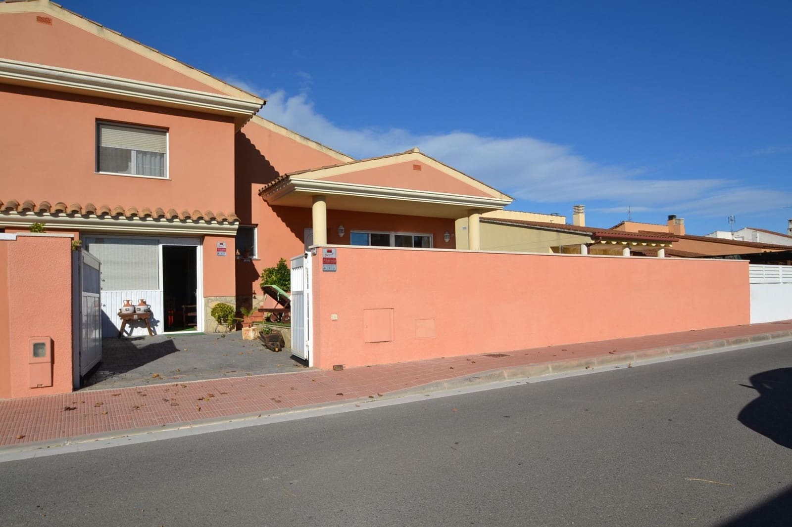 4 bedroom Villa for sale in Deltebre with pool garage - € 300,000 (Ref: 7933296)