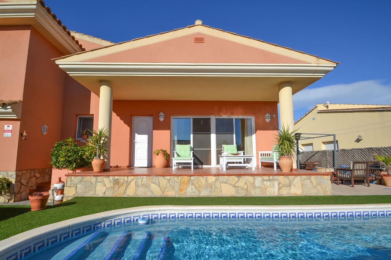 4 bedroom Villa for sale in Deltebre with pool garage - € 300,000 (Ref: 7933296)