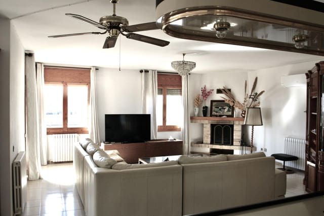 4 bedroom Villa for sale in El Perelló with garage - € 520,000 (Ref: 9192309)