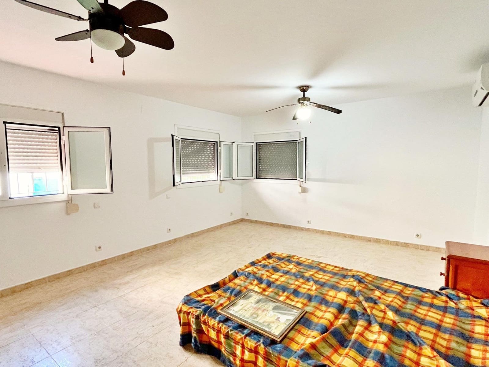 4 bedroom Villa for sale in Deltebre - € 220,000 (Ref: 9294376)