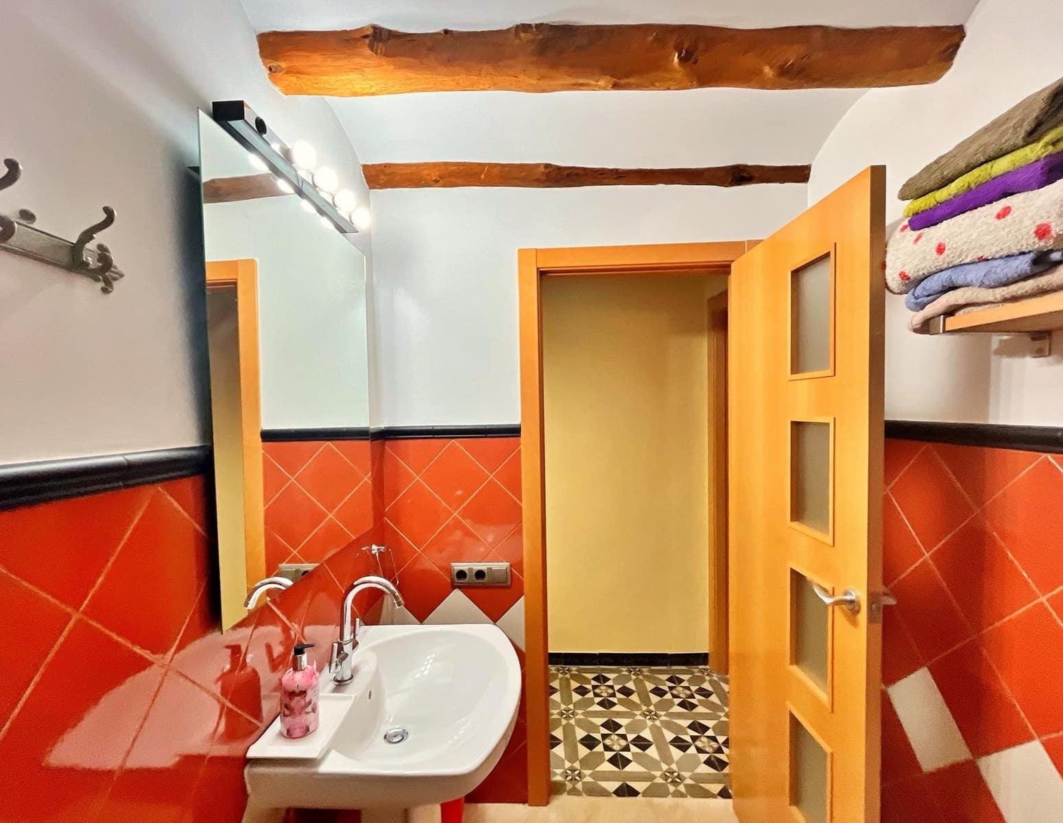 4 slaapkamer Huis te koop in Arnes met garage - € 320.000 (Ref: 9373989)