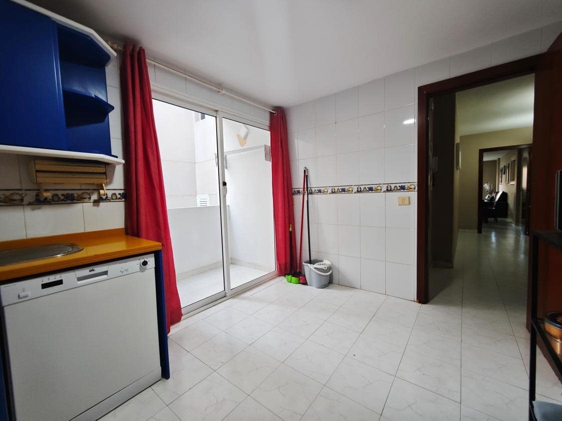 3 bedroom Apartment for sale in El Medano with garage - € 349,000 (Ref: 10049294)