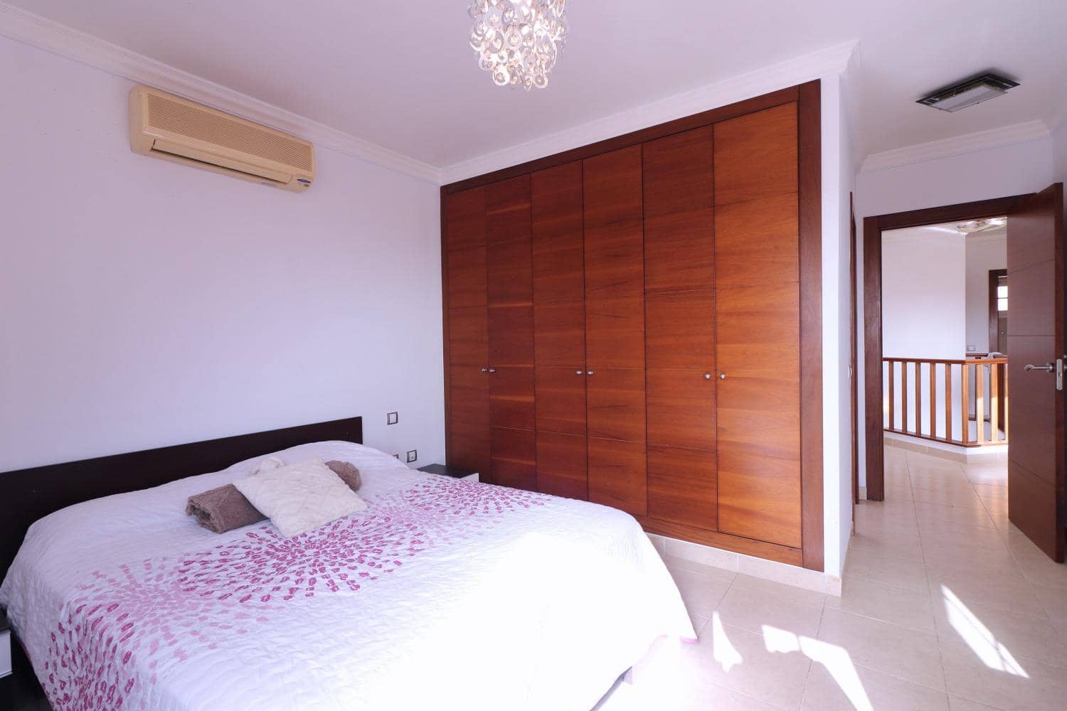 4 makuuhuone Huvila myytävänä paikassa Los Cristianos mukana uima-altaan 
autotalli - 1 030 000 € (Ref: 9208554)