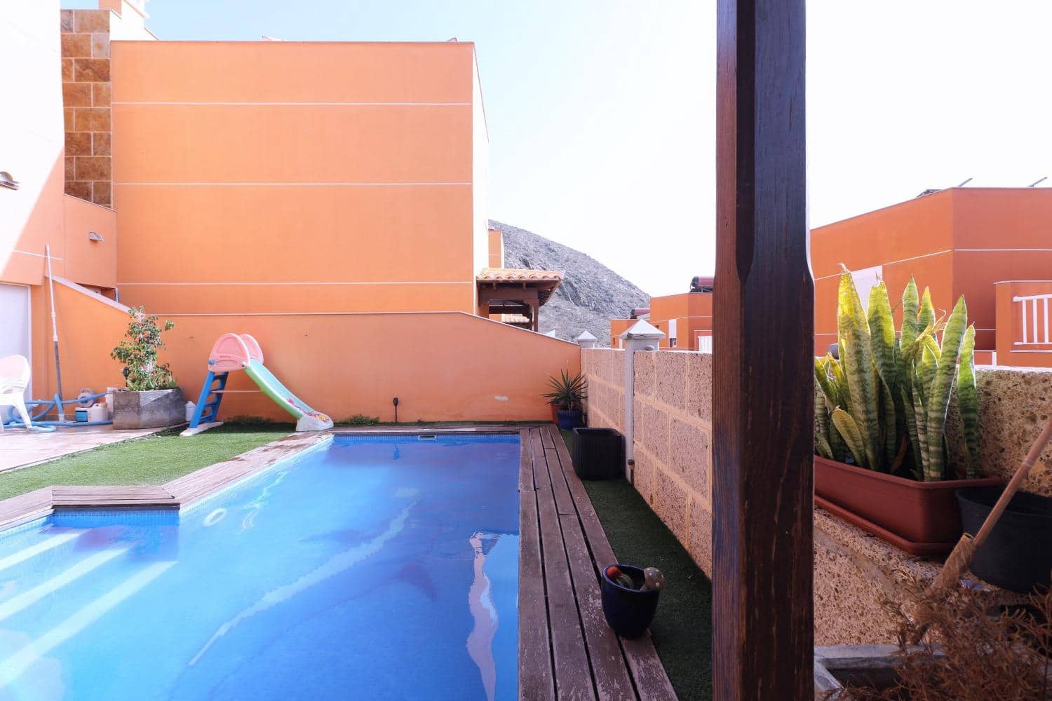 4 makuuhuone Huvila myytävänä paikassa Los Cristianos mukana uima-altaan 
autotalli - 1 030 000 € (Ref: 9208554)