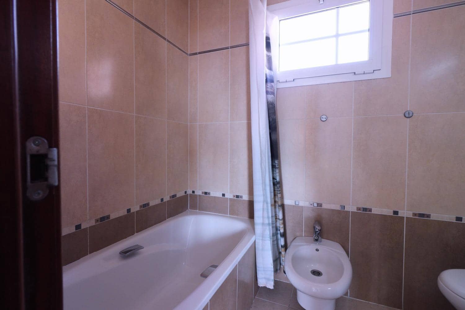 4 makuuhuone Huvila myytävänä paikassa Los Cristianos mukana uima-altaan 
autotalli - 1 030 000 € (Ref: 9208554)