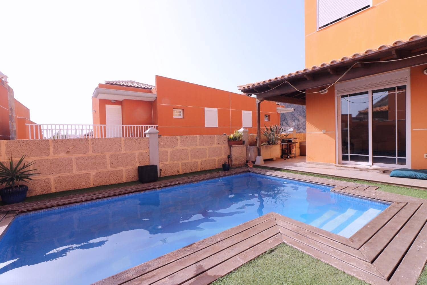 4 makuuhuone Huvila myytävänä paikassa Los Cristianos mukana uima-altaan 
autotalli - 1 030 000 € (Ref: 9208554)