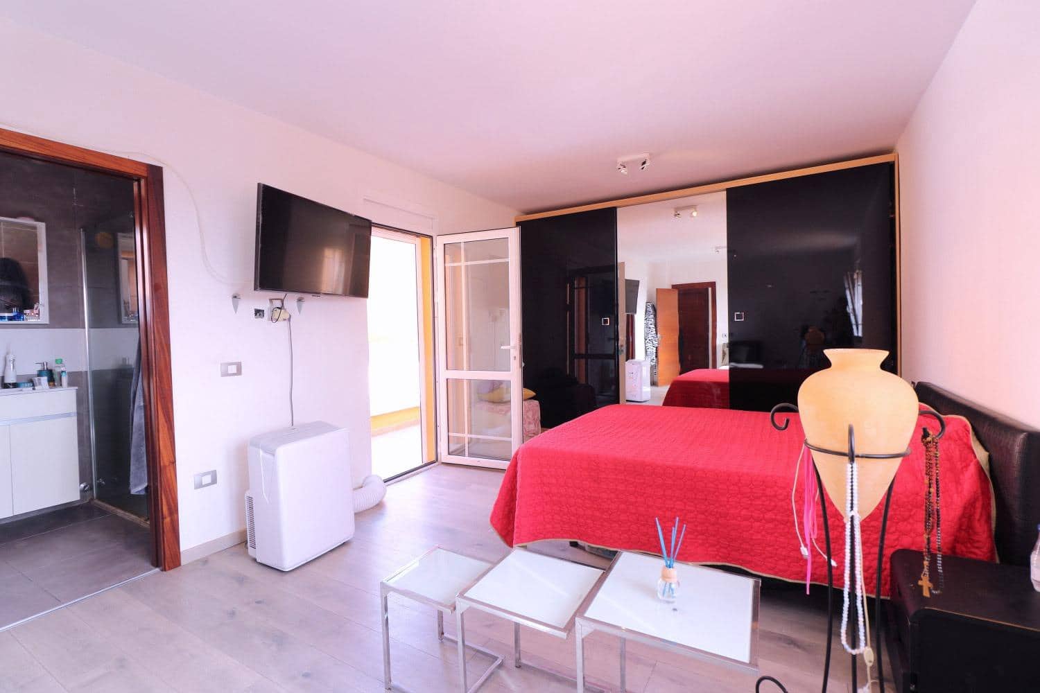 4 makuuhuone Huvila myytävänä paikassa Los Cristianos mukana uima-altaan 
autotalli - 1 030 000 € (Ref: 9208554)