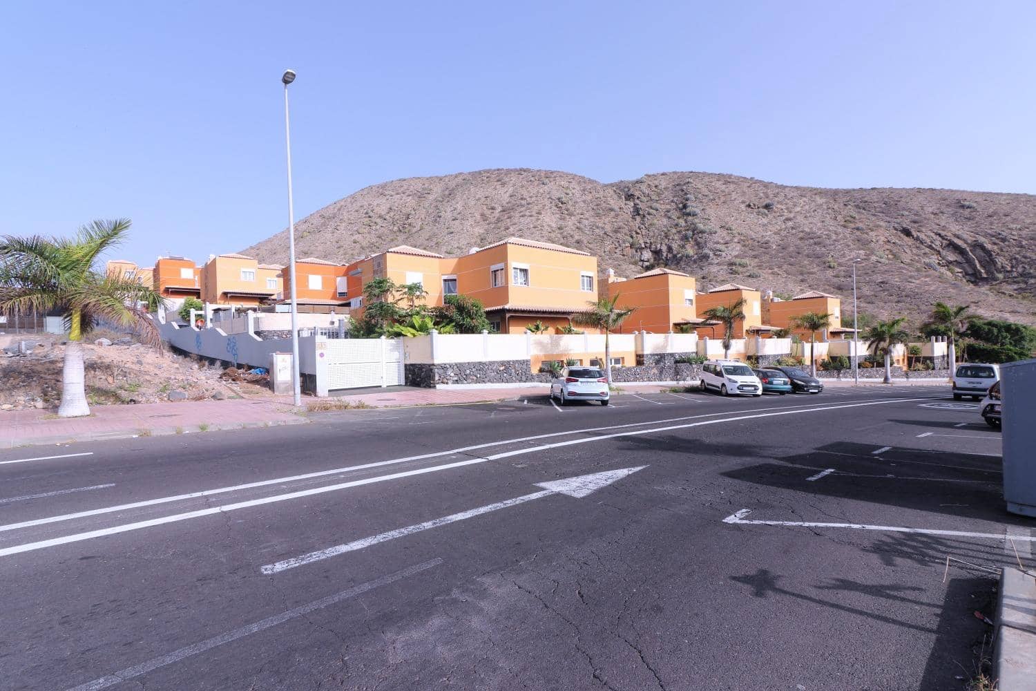 4 makuuhuone Huvila myytävänä paikassa Los Cristianos mukana uima-altaan 
autotalli - 1 030 000 € (Ref: 9208554)