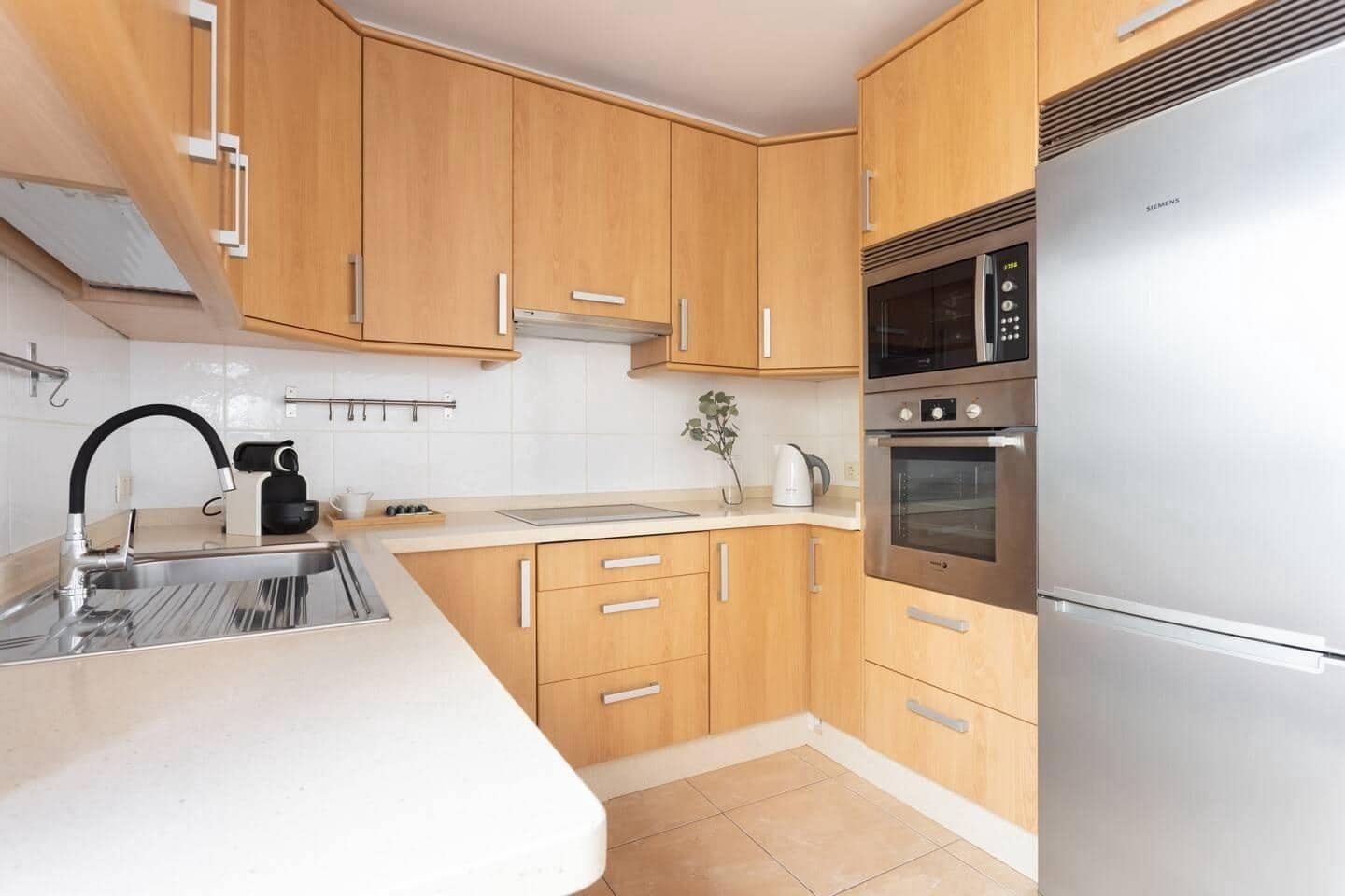 Villa/Maison Mitoyenne de 3 chambres à louer à El Medano avec piscine garage - 2 200 € (Ref: 9367477)