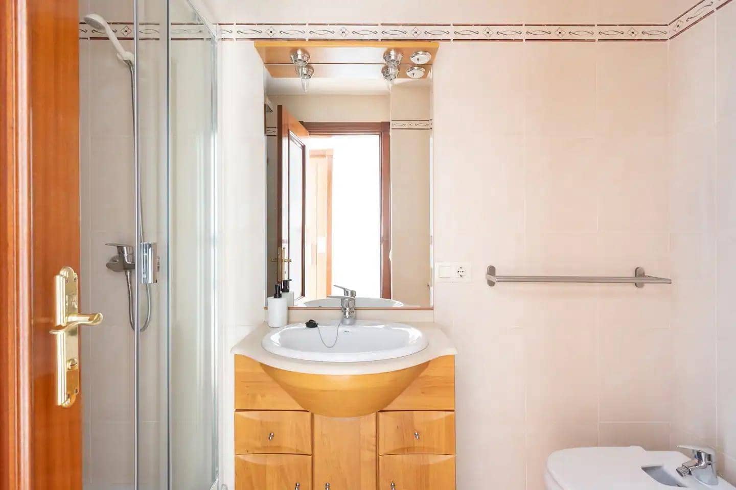 Villa/Maison Mitoyenne de 3 chambres à louer à El Medano avec piscine garage - 2 200 € (Ref: 9367477)