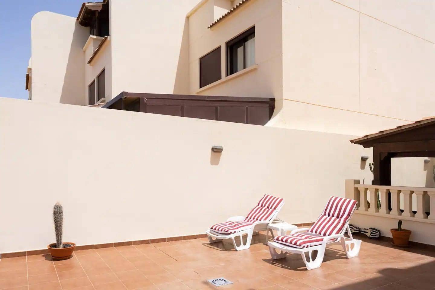 Villa/Maison Mitoyenne de 3 chambres à louer à El Medano avec piscine garage - 2 200 € (Ref: 9367477)