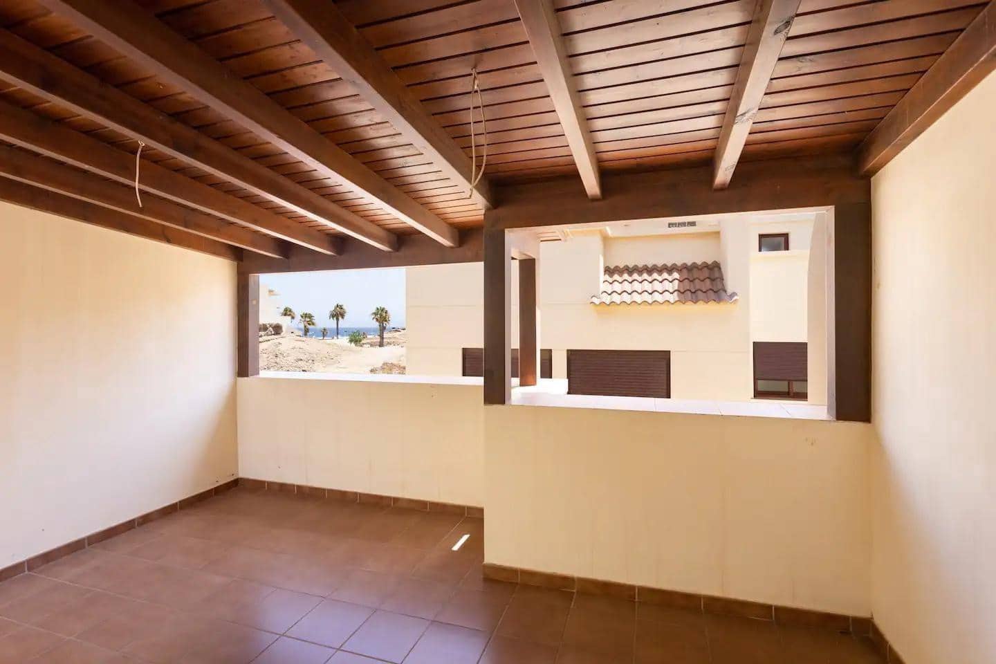 Villa/Maison Mitoyenne de 3 chambres à louer à El Medano avec piscine garage - 2 200 € (Ref: 9367477)