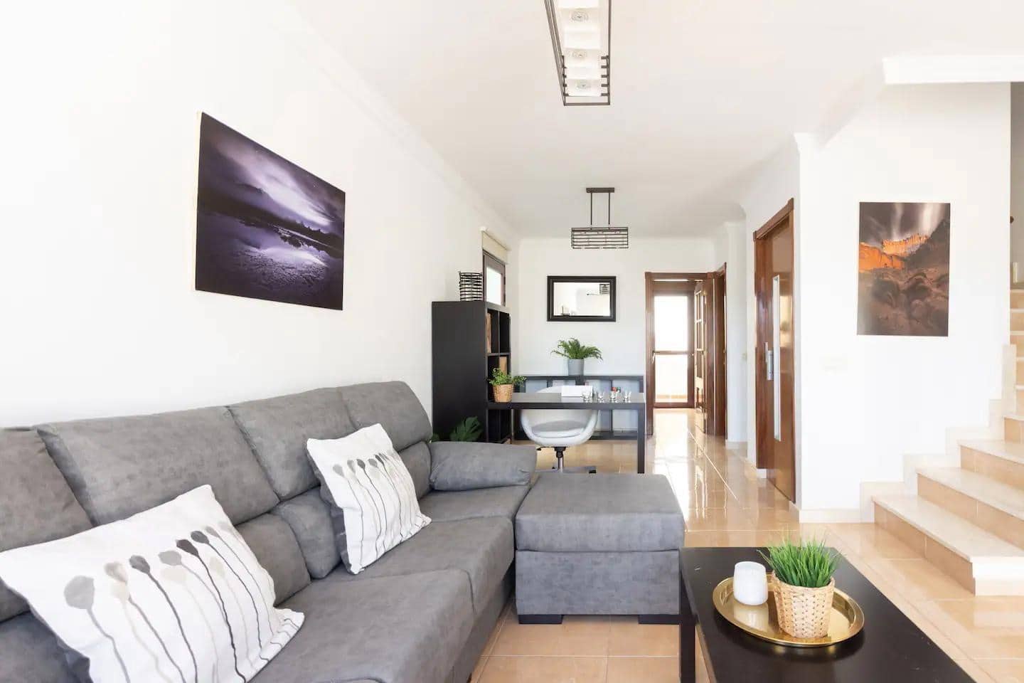 Villa/Maison Mitoyenne de 3 chambres à louer à El Medano avec piscine garage - 2 200 € (Ref: 9367477)