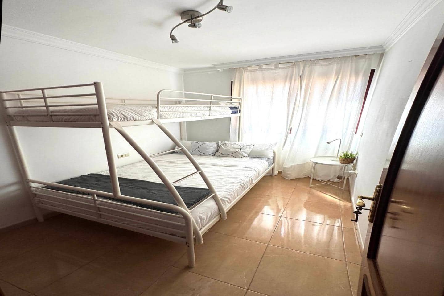 Villa/Maison Mitoyenne de 3 chambres à louer à El Medano avec piscine garage - 2 200 € (Ref: 9367477)