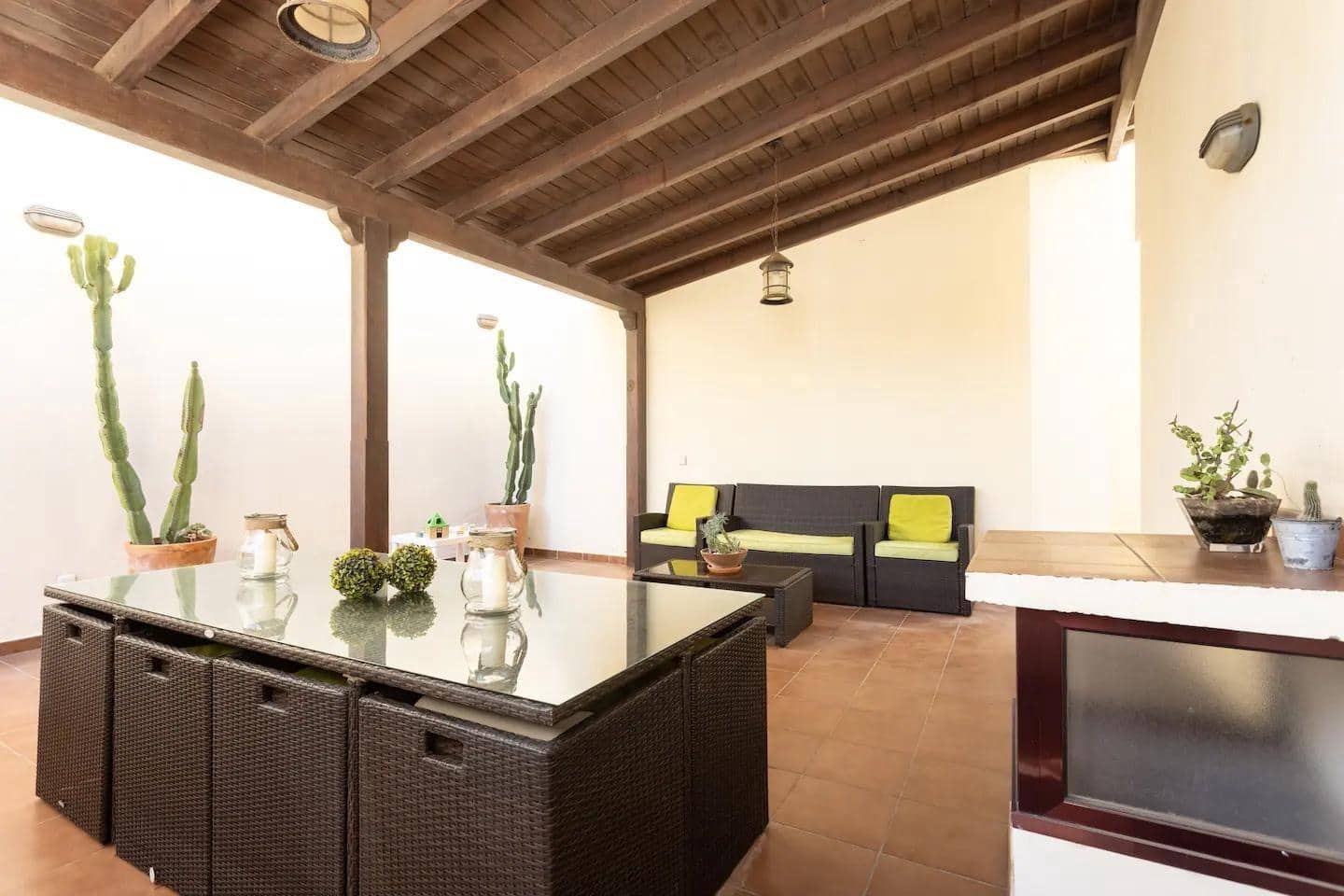 Villa/Maison Mitoyenne de 3 chambres à louer à El Medano avec piscine garage - 2 200 € (Ref: 9367477)