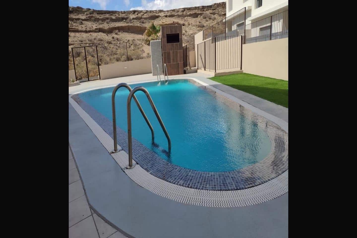 Villa/Maison Mitoyenne de 3 chambres à louer à El Medano avec piscine garage - 2 200 € (Ref: 9367477)