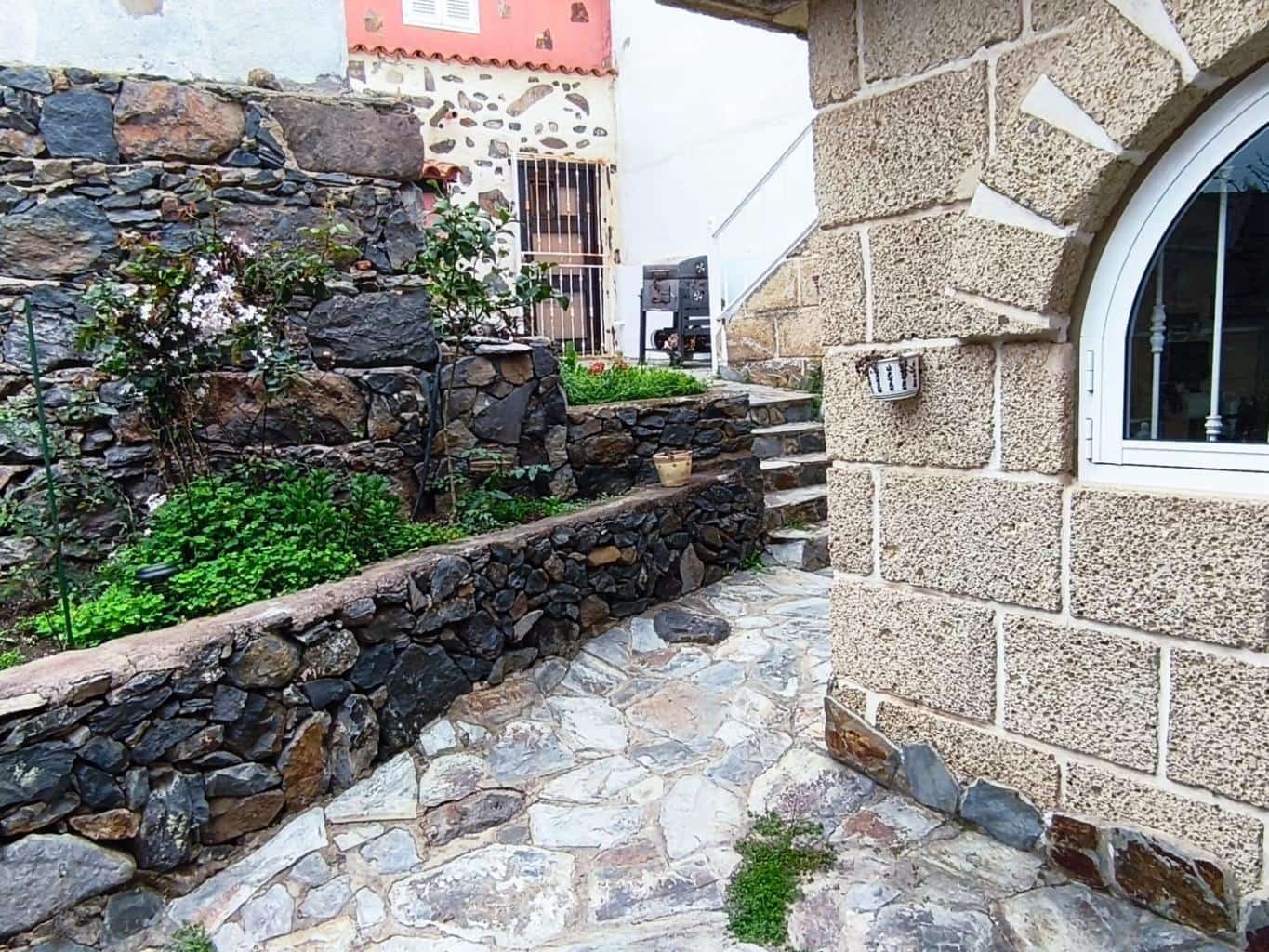 3 makuuhuone Omakotitalo myytävänä paikassa Adeje mukana 
autotalli - 410 000 € (Ref: 9804280)