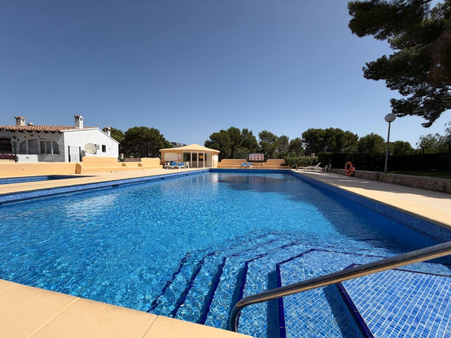 2 makuuhuone Bungalow myytävänä paikassa Moraira mukana uima-altaan 
autotalli - 329 000 € (Ref: 10132102)