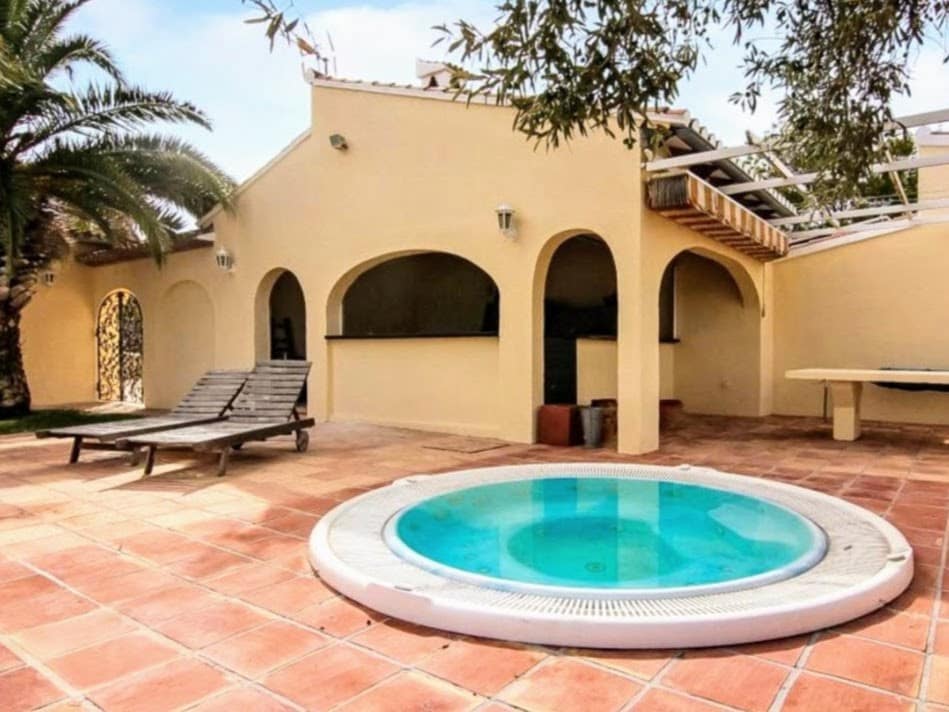 7 bedroom Villa for sale in Benissa with pool garage - € 995,000 (Ref: 10161695)