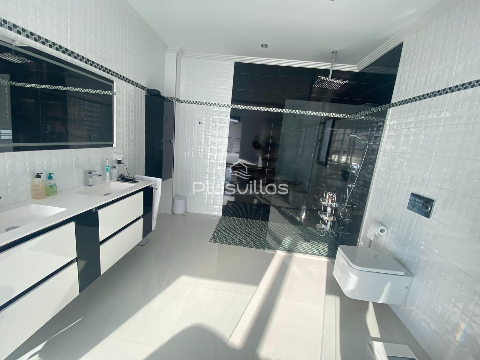 5 bedroom Villa for sale in Benissa with pool - € 2,450,000 (Ref: 6880648)