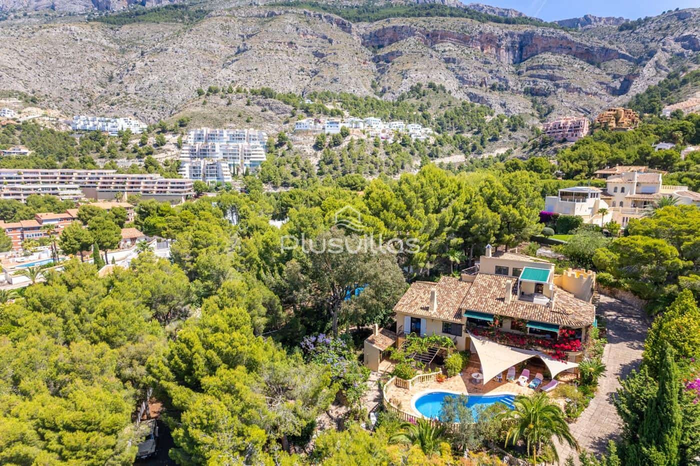 5 bedroom Villa for sale in Altea with pool - € 1,590,000 (Ref: 7855707)