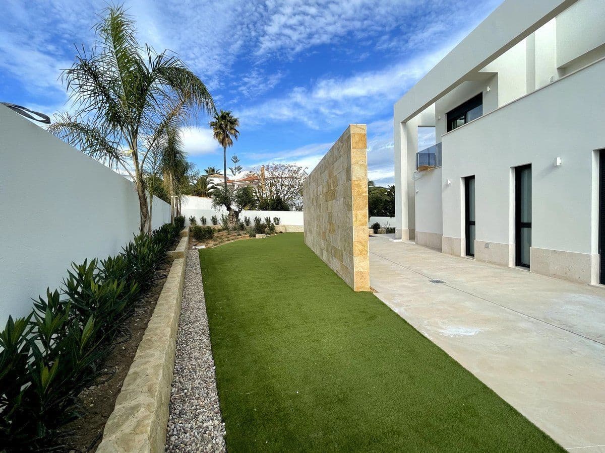 4 bedroom Villa for sale in Benissa with pool - € 2,260,000 (Ref: 8784230)