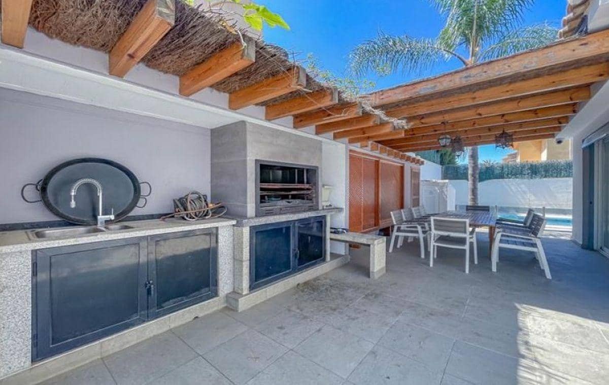 6 chambre Villa/Maison à vendre à Benidorm avec piscine - 890 000 € (Ref: 8926962)