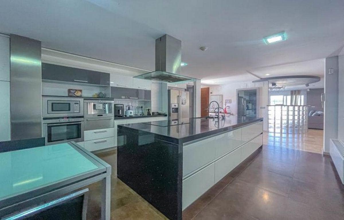 6 chambre Villa/Maison à vendre à Benidorm avec piscine - 890 000 € (Ref: 8926962)