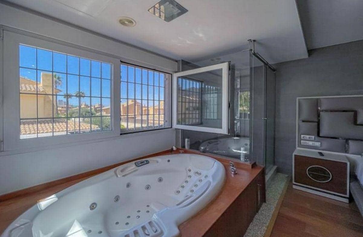 6 chambre Villa/Maison à vendre à Benidorm avec piscine - 890 000 € (Ref: 8926962)