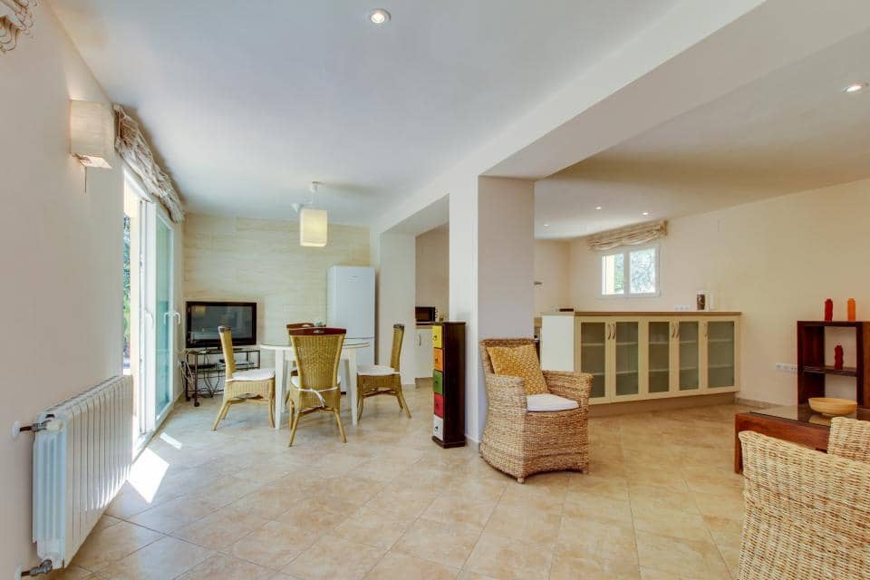 5 bedroom Villa for sale in Moraira with pool - € 1,200,000 (Ref: 8926977)