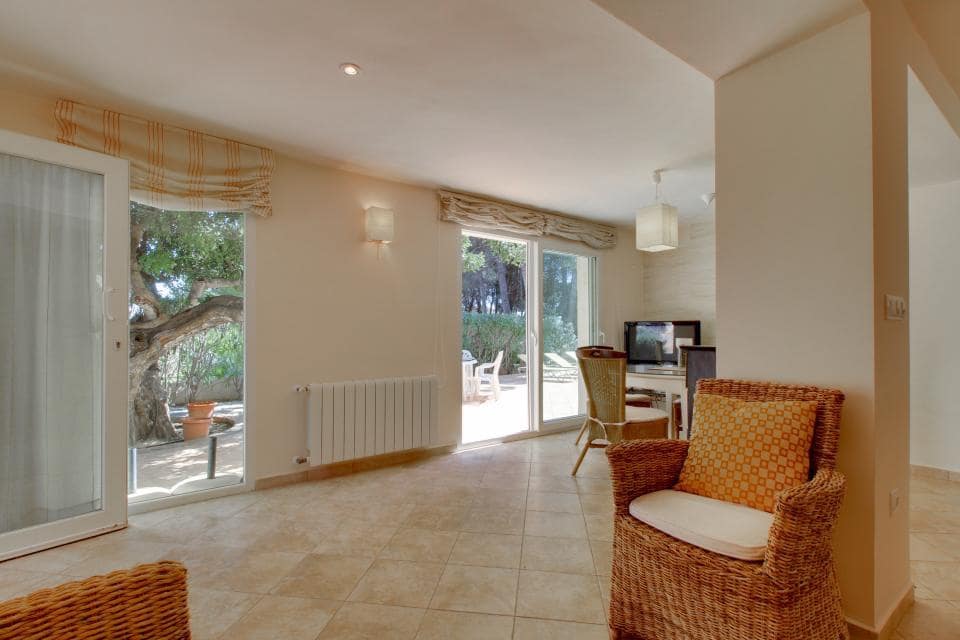 5 bedroom Villa for sale in Moraira with pool - € 1,200,000 (Ref: 8926977)