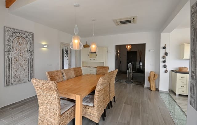 Chalet de 6 habitaciones en Casco Urbano, Teulada-Moraira en venta con piscina - 1.250.000 € (Ref: 9012971)