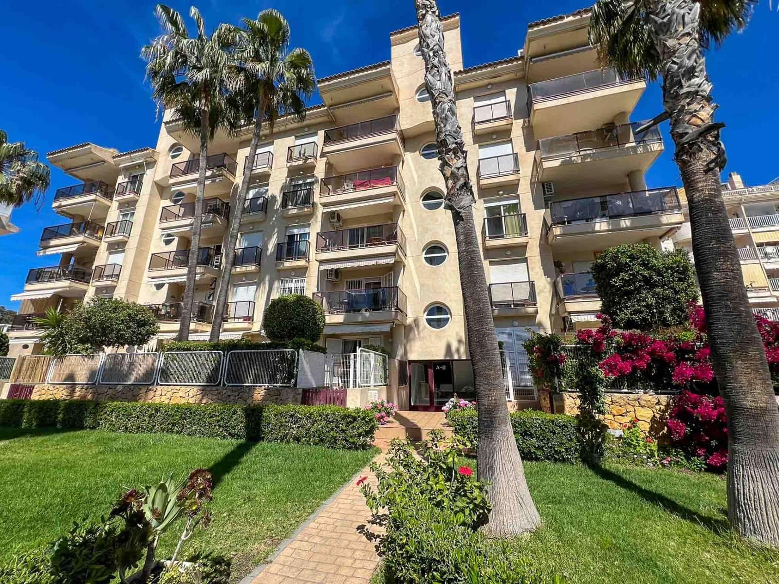 2 bedroom Apartment for sale in Altea with pool - € 475,000 (Ref: 9183941)