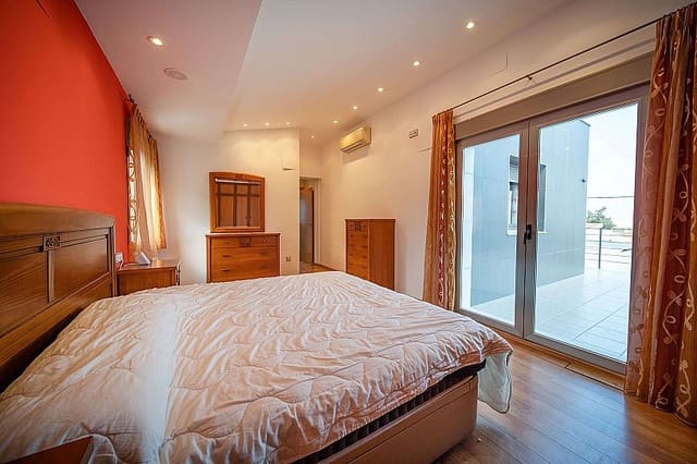 4 soveværelse Villa til salg i Centro Urbano, Dénia med swimmingpool - € 650.000 (Ref: 9243491)