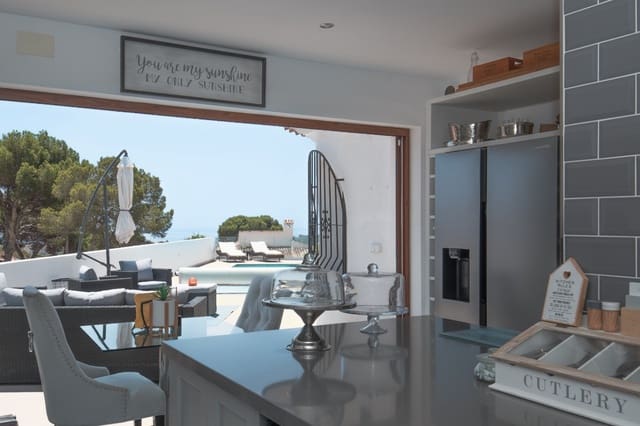 3 soveværelse Villa til salg i Casco Urbano, Teulada-Moraira med swimmingpool - € 1.050.000 (Ref: 9356354)