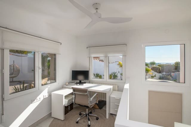 Chalet de 4 habitaciones en Casco Urbano, Teulada-Moraira en venta con piscina - 1.100.000 € (Ref: 9391969)