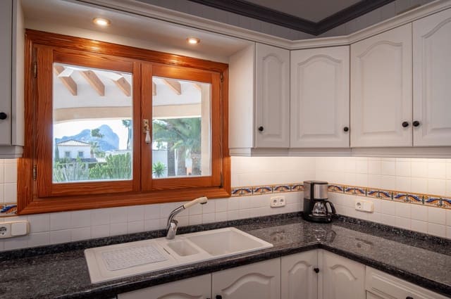 4 soveværelse Villa til salg i Pueblo, Calpe / Calp med swimmingpool - € 780.000 (Ref: 9586813)