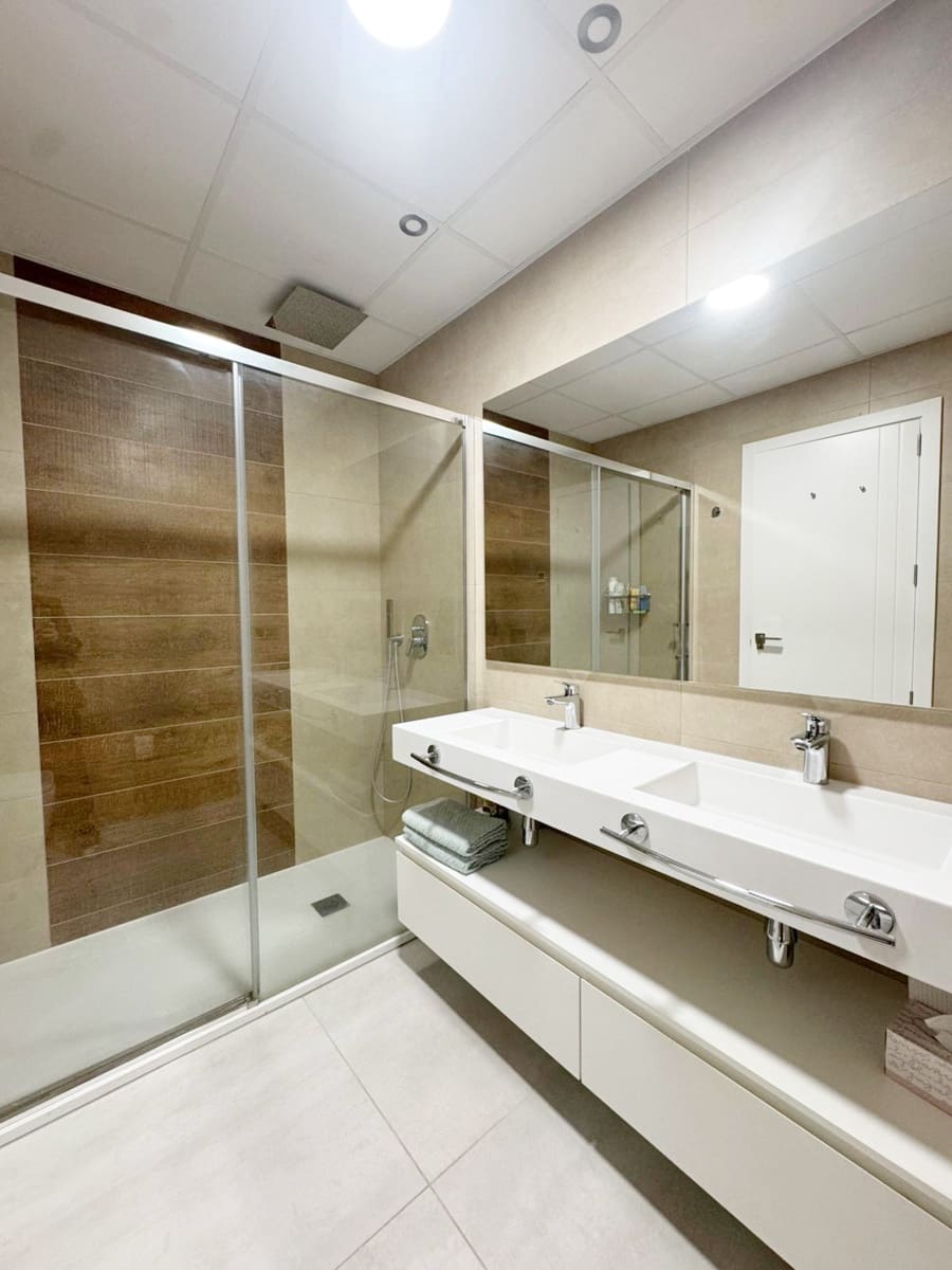 3 soveværelse Lejlighed til salg i Benidorm med swimmingpool - € 699.000 (Ref: 9616762)