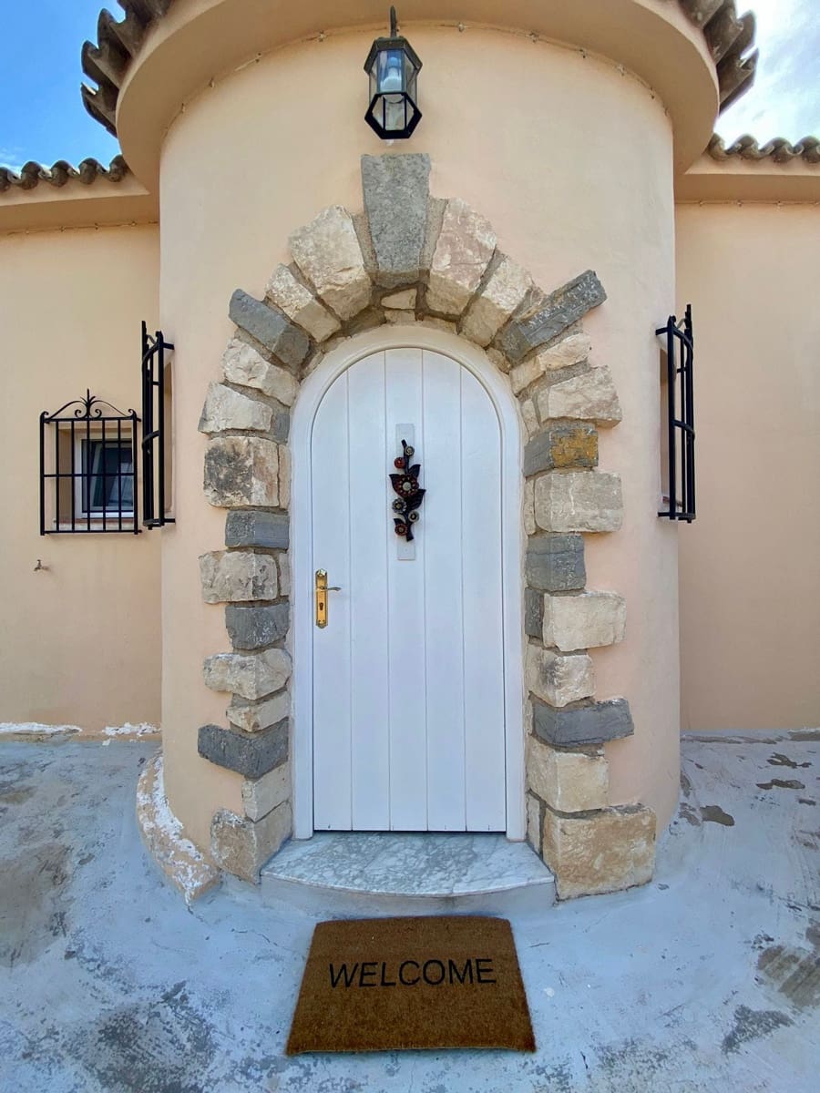 3 bedroom Villa for sale in Benissa with pool - € 849,500 (Ref: 9820749)