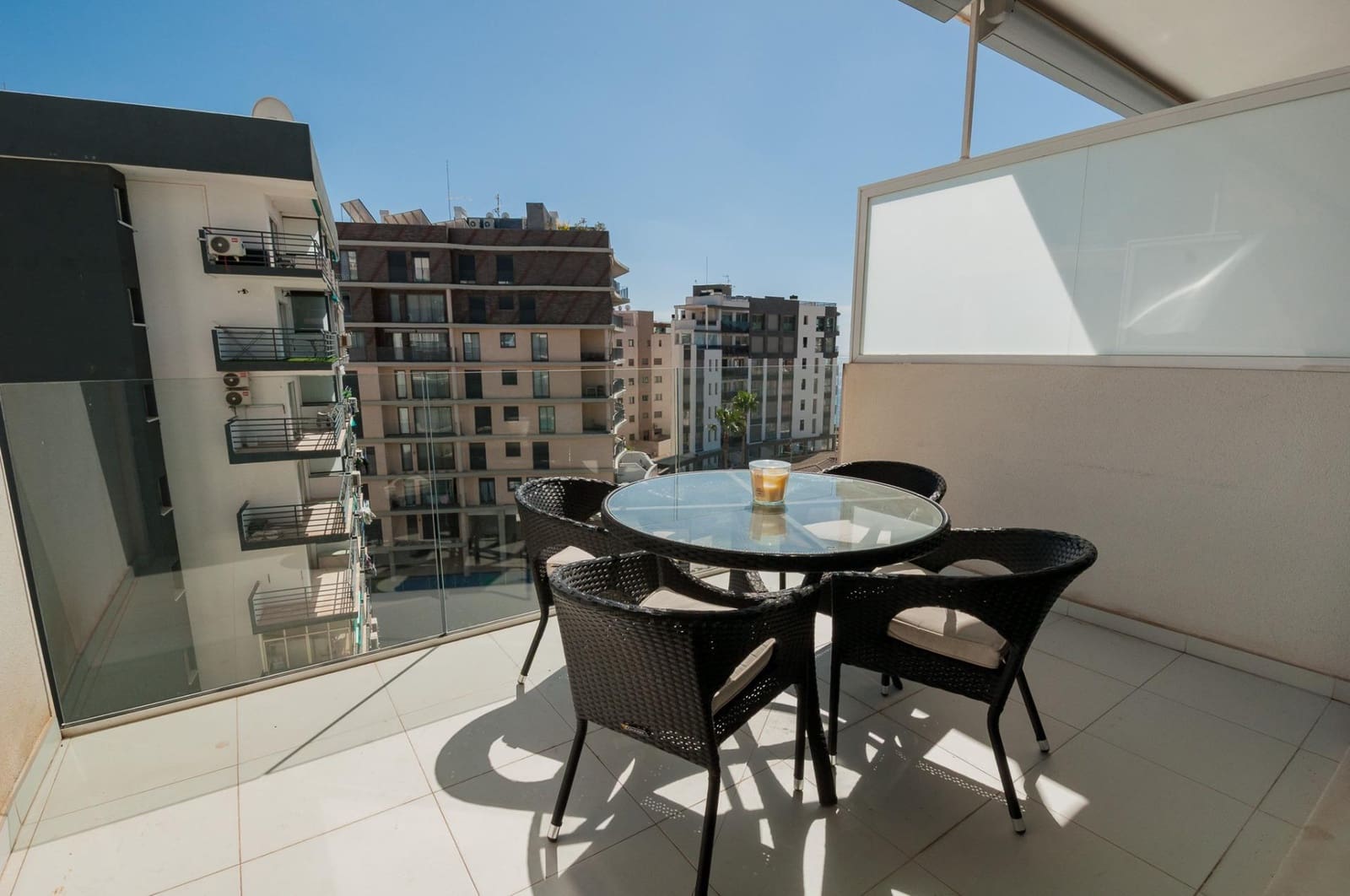 2 soveværelse Lejlighed til salg i Calpe / Calp med swimmingpool - € 429.000 (Ref: 9823106)