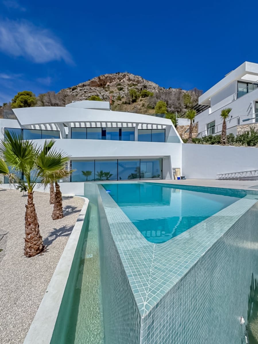 4 bedroom Villa for sale in Altea with pool - € 2,290,000 (Ref: 9823108)