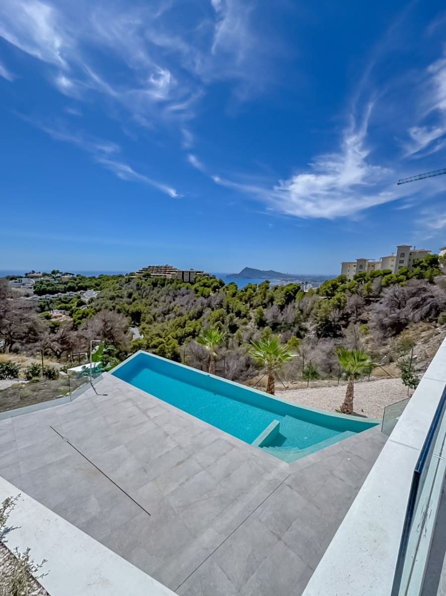 4 bedroom Villa for sale in Altea with pool - € 2,290,000 (Ref: 9823108)